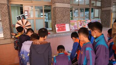 1拒二手菸入校園~健康轉盤闖關互動式Q&A