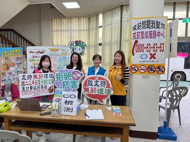 縣長秘書及地方政要蒞臨高舉支持主題宣導手拿牌