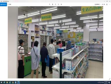 民眾排隊購買實名制家用型快篩試劑